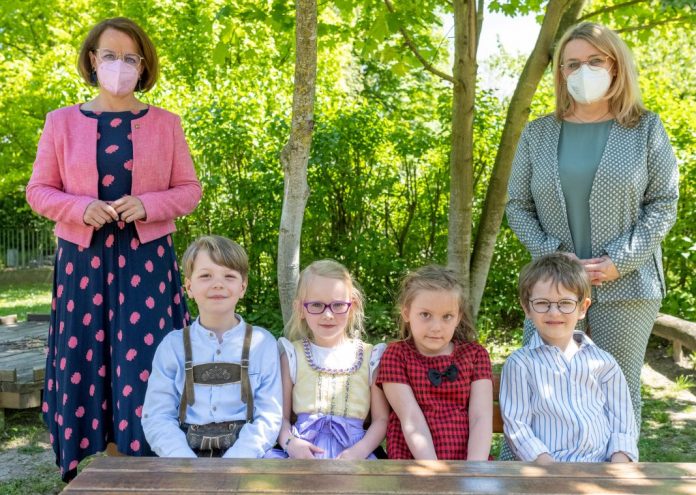 (v.l.n.r.): Bildungs-Landesrätin Christiane Teschl-Hofmeister und Gesundheits-Landesrätin Ulrike Königsberger-Ludwig zum Start in das neue Kindergartenjahr 2021/22 (Bildquelle: NLK/Filzwieser) (v.l.n.r.): Bildungs-Landesrätin Christiane Teschl-Hofmeister und Gesundheits-Landesrätin Ulrike Königsberger-Ludwig zum Start in das neue Kindergartenjahr 2021/22 (Bildquelle: NLK/Filzwieser)