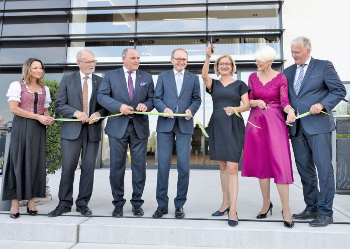 (v.l.n.r.): Sabine Ebert, Bezirkshauptmann Norbert Haselsteiner, Nationalrat Alois Schroll, Vizepräsident des Europäischen Parlaments Othmar Karas, Landeshauptfrau Johanna Mikl-Leitner, Bürgermeisterin Ulrike Schachner und LH-Stellvertreter Franz Schnabl bei der Eröffnung der Stadthalle in Ybbs an der Donau (Bildquelle: NLK/Filzwieser) (v.l.n.r.): Sabine Ebert, Bezirkshauptmann Norbert Haselsteiner, Nationalrat Alois Schroll, Vizepräsident des Europäischen Parlaments Othmar Karas, Landeshauptfrau Johanna Mikl-Leitner, Bürgermeisterin Ulrike Schachner und LH-Stellvertreter Franz Schnabl bei der Eröffnung der Stadthalle in Ybbs an der Donau (Bildquelle: NLK/Filzwieser)
