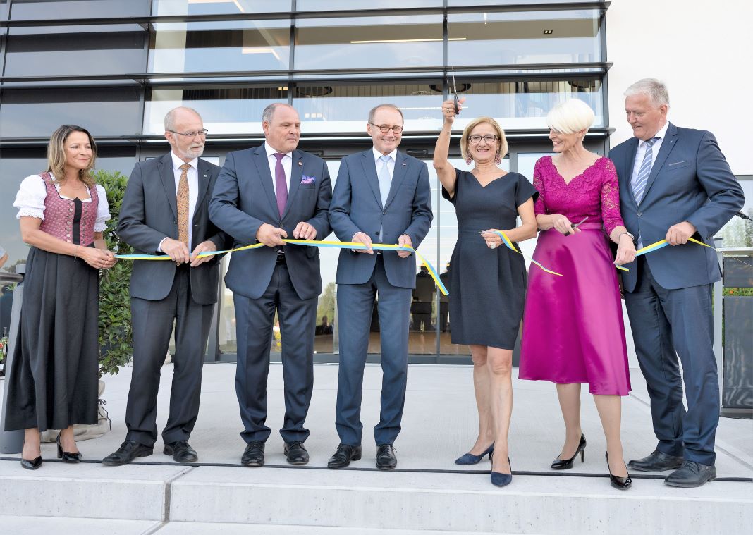 (v.l.n.r.): Sabine Ebert, Bezirkshauptmann Norbert Haselsteiner, Nationalrat Alois Schroll, Vizepräsident des Europäischen Parlaments Othmar Karas, Landeshauptfrau Johanna Mikl-Leitner, Bürgermeisterin Ulrike Schachner und LH-Stellvertreter Franz Schnabl bei der Eröffnung der Stadthalle in Ybbs an der Donau (Bildquelle: NLK/Filzwieser)