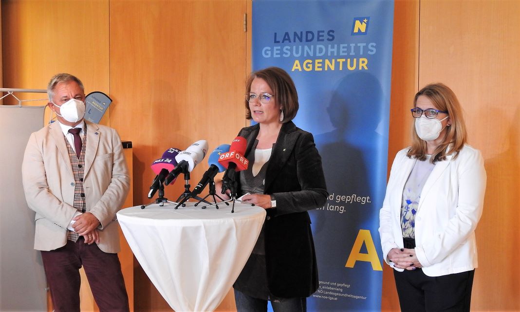 (v.l.n.r.): Dr. Markus Klamminger (LGA- Direktor für Medizin und Pflege), Landesrätin Christiane Teschl-Hofmeister und Landesrätin Ulrike Königsberger-Ludwig beim Pressestatement im Pflege- und Betreuungszentrum in St. Pölten <small>