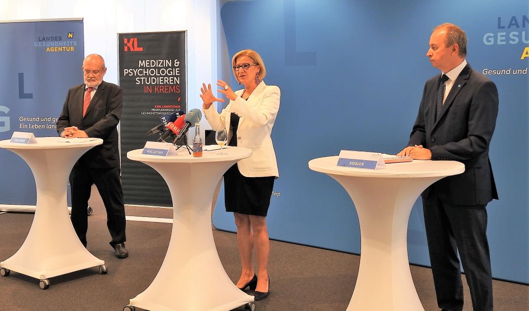 (v.l.n.r.): Rudolf Mallinger (Rektor der Karl Landsteiner Privatuniversität), Landeshauptfrau Johanna Mikl-Leitner und Vorstand der NÖ Landesgesundheitsagentur Konrad Kogler bei der Pressekonferenz (Bildquelle: Thomas Resch)