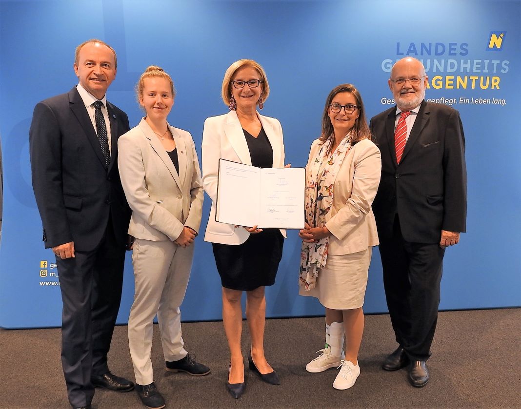 (v.l.n.r.): Der Vorstand der NÖ Landesgesundheitsagentur, Konrad Kogler, die Studierende und Forscherin Irina Schmid, Landeshauptfrau Johanna Mikl-Leitner, die Prorektorin der KLU Sabine Siegl sowie der Rektor der KLU Rudolf Mallinger freuen sich über die Kooperation <small> (Bildquelle: Thomas Resch) </small>
