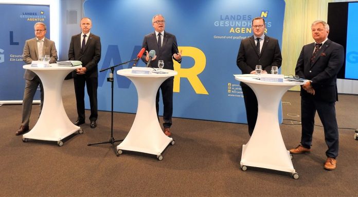 (v.l.n.r.): Vorstand Dipl. KH-BW Helmut Krenn, Vorstand Mag. Mag. (FH) Konrad Kogler, LH-Stellvertreter Stephan Pernkopf, Mag. Rupert Schreiner (Leitung Personal und Organisation NÖ LGA) und der Direktor für Medizin und Pflege Dr. Markus Klamminger bei der Pressekonferenz zur Patientenbefragung (Bildquelle: Thomas Resch) (v.l.n.r.): Vorstand Dipl. KH-BW Helmut Krenn, Vorstand Mag. Mag. (FH) Konrad Kogler, LH-Stellvertreter Stephan Pernkopf, Mag. Rupert Schreiner (Leitung Personal und Organisation NÖ LGA) und der Direktor für Medizin und Pflege Dr. Markus Klamminger bei der Pressekonferenz zur Patientenbefragung (Bildquelle: Thomas Resch)