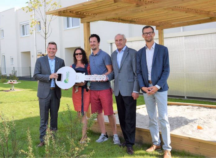Landtagsabgeordneter Christoph Kaufmann, Dir. Walter Mayr und Dir. Manuel Resetarics (NBG) mit einer glücklichen Familie bei der Schlüsselübergabe in Langenlebarn (Bildquelle: NBG) Landtagsabgeordneter Christoph Kaufmann, Dir. Walter Mayr und Dir. Manuel Resetarics (NBG) mit einer glücklichen Familie bei der Schlüsselübergabe in Langenlebarn (Bildquelle: NBG)