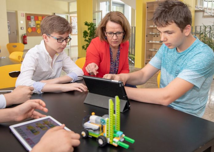 Bildungs-Landesrätin Christiane Teschl-Hofmeister macht sich ein Bild vom Einsatz der Tablets in den NÖ Schulen (Bildquelle: NLK/Filzwieser) Bildungs-Landesrätin Christiane Teschl-Hofmeister macht sich ein Bild vom Einsatz der Tablets in den NÖ Schulen (Bildquelle: NLK/Filzwieser)