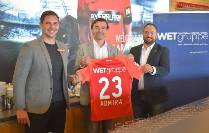 (v.l.n.r.): Thomas Drabek (Geschäftsführer FC Flyeralarm Admira), Christian Rädler (Vorstandsvorsitzender WETgruppe) und Patrick Pauli (Direktor Sponsoring & Marketing FC Flyeralarm Admira) freuen sich über die Verlängerung des Sponsorvertrages (Bildquelle: FC Flyerlalarm Admira) (v.l.n.r.): Thomas Drabek (Geschäftsführer FC Flyeralarm Admira), Christian Rädler (Vorstandsvorsitzender WETgruppe) und Patrick Pauli (Direktor Sponsoring & Marketing FC Flyeralarm Admira) freuen sich über die Verlängerung des Sponsorvertrages (Bildquelle: FC Flyerlalarm Admira)
