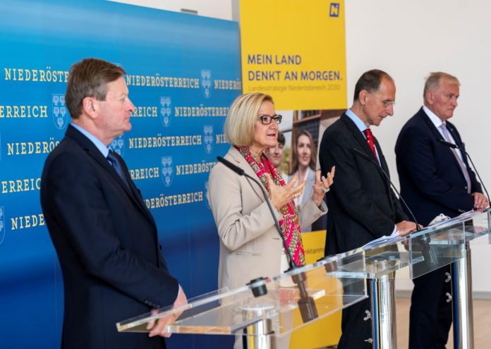 (v.l.n.r.): Landesrat Gottfried Waldhäusl, Landeshauptfrau Johanna Mikl-Leitner, Politikwissenschaftler Prof. Peter Filzmaier und LH-Stellvertreter Franz Schnabl informierten über die große Haushaltsbefragung (Bildquelle: NLK/Filzwieser) (v.l.n.r.): Landesrat Gottfried Waldhäusl, Landeshauptfrau Johanna Mikl-Leitner, Politikwissenschaftler Prof. Peter Filzmaier und LH-Stellvertreter Franz Schnabl informierten über die große Haushaltsbefragung (Bildquelle: NLK/Filzwieser)