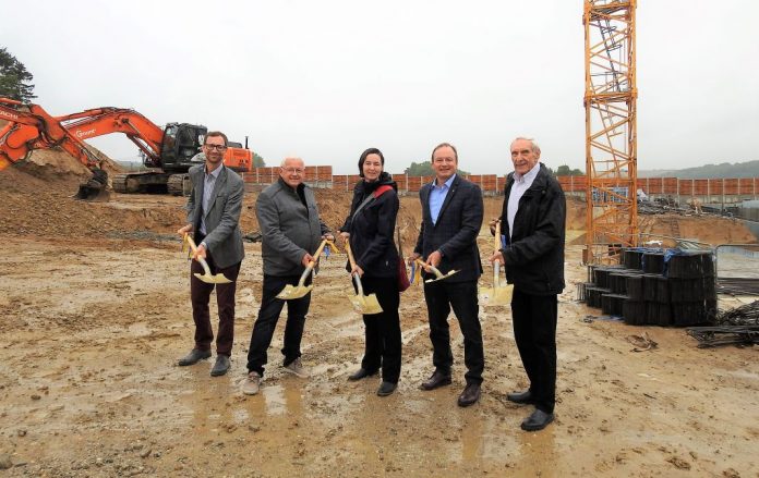 (v.l.n.r.): Dir. Manuel Resetarics (NBG), Bürgermeister Johann Hell, Architektin DI Heidi Ibi, LAbg. Martin Michalitsch und NBG -Dir. Walter Mayr beim Spatenstich in Böheimkirchen (Bildquelle: Thomas Resch) (v.l.n.r.): Dir. Manuel Resetarics (NBG), Bürgermeister Johann Hell, Architektin DI Heidi Ibi, LAbg. Martin Michalitsch und NBG -Dir. Walter Mayr beim Spatenstich in Böheimkirchen (Bildquelle: Thomas Resch)