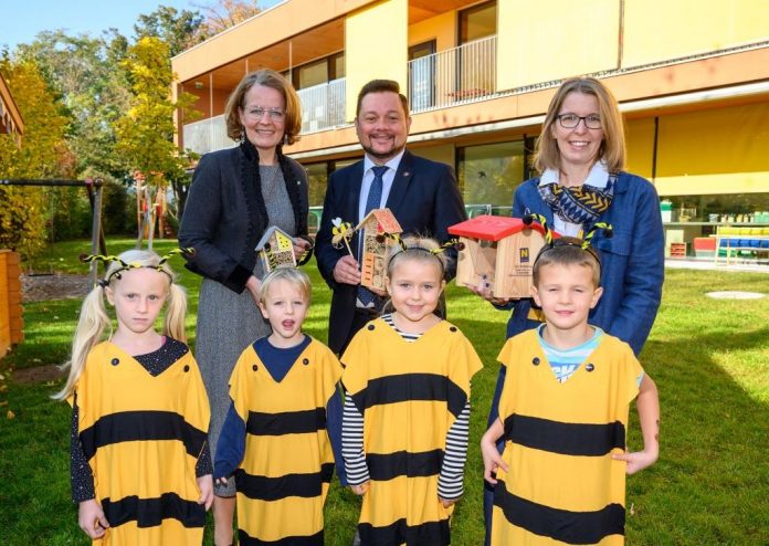 (v.l.n.r.): Bildungs-Landesrätin Christiane Teschl-Hofmeister, Bürgermeister Herbert Pfeffer und Kindergartenleiterin Anita Stiefvater bei der Eröffnung der Erweiterung des Landeskindergartens II im Kindergartenzentrum Traismauer (Bildquelle: NLK Burchhart) (v.l.n.r.): Bildungs-Landesrätin Christiane Teschl-Hofmeister, Bürgermeister Herbert Pfeffer und Kindergartenleiterin Anita Stiefvater bei der Eröffnung der Erweiterung des Landeskindergartens II im Kindergartenzentrum Traismauer
