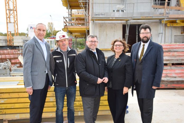 (v.l.n.r.): NBG -Direktor Walter Mayr, Johann Streimelweger (Gebrüder Lang Bau GmbH), Landesrat Ludwig Schleritzko, Gemeinderätin Marion Gabler-Söllner und Vizebürgermeister Harald Ludwig bei der Gleichenfeier in St. Pölten- Spratzern (Bildquelle: NBG) (v.l.n.r.): NBG -Direktor Walter Mayr, Johann Streimelweger (Gebrüder Lang Bau GmbH), Landesrat Ludwig Schleritzko, Gemeinderätin Marion Gabler-Söllner und Vizebürgermeister Harald Ludwig bei der Gleichenfeier in St. Pölten- Spratzern (Bildquelle: NBG)
