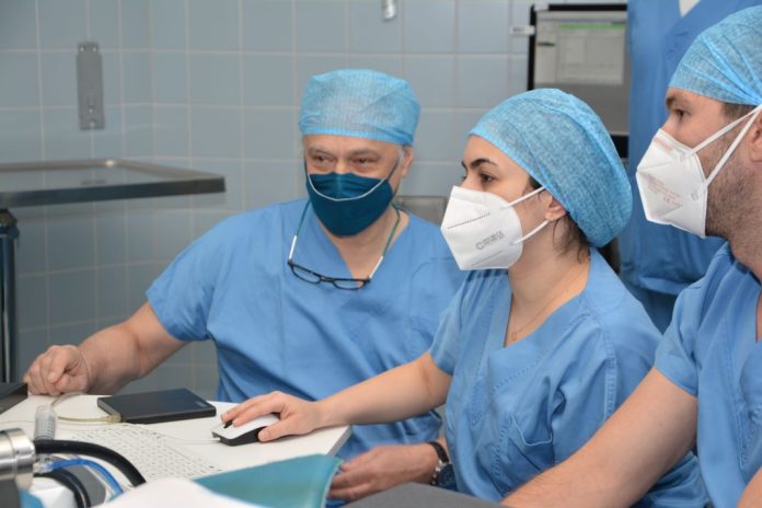 Prim. Univ. Prof. Dr. Wilhelm Alexander Hübner, Assistenzärztin Dr. Ghazal Ameli (beide LK Korneuburg) und Assistenzarzt Dr. Gabor Rosta (UK St. Pölten) anlässlich der ersten HIFU-Behandlung (Bildquelle: LGA) Prim. Univ. Prof. Dr. Wilhelm Alexander Hübner, Assistenzärztin Dr. Ghazal Ameli (beide LK Korneuburg) und Assistenzarzt Dr. Gabor Rosta (UK St. Pölten) anlässlich der ersten HIFU-Behandlung (Bildquelle: LGA)
