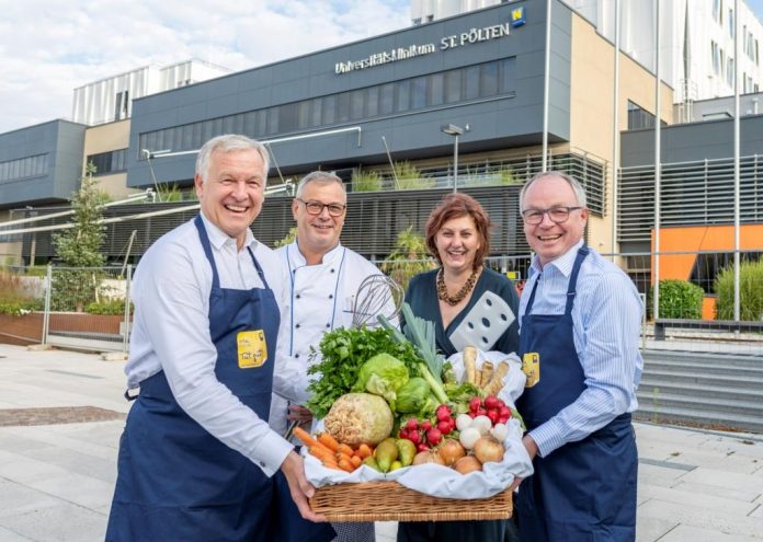 (v.l.n.r.): Landesrat Martin Eichtinger, Chefkoch Martin Knabb (Universitätsklinikum St. Pölten), Küchenleiterin Helga Delivuk (Universitätsklinikum St. Pölten) und Landeshauptfrau-Stellvertreter Stephan Pernkopf sind stolz auf die niederösterreichische Vorreiterrolle in Sachen Bio-Zertifizierung in den NÖ-Kliniken (Bildquelle: NLK Filzwieser) (v.l.n.r.): Landesrat Martin Eichtinger, Chefkoch Martin Knabb (Universitätsklinikum St. Pölten), Küchenleiterin Helga Delivuk (Universitätsklinikum St. Pölten) und Landeshauptfrau-Stellvertreter Stephan Pernkopf sind stolz auf die niederösterreichische Vorreiterrolle in Sachen Bio-Zertifizierung in den NÖ-Kliniken