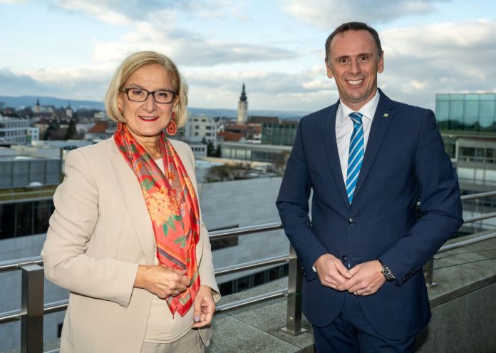 Landeshauptfrau Johanna Mikl-Leitner und Landesrat Jochen Danninger verkündeten heute die Übernahme der Schröcksnadel-Anteile bei Ötscher und Hochkar (Bildquelle: NLK/Burchhart) Landeshauptfrau Johanna Mikl-Leitner und Landesrat Jochen Danninger verkündeten heutedie Übernahme der Schröcksnadel-Anteile bei Ötscher und Hochkar (Bildquelle: NLK/Burchhart)
