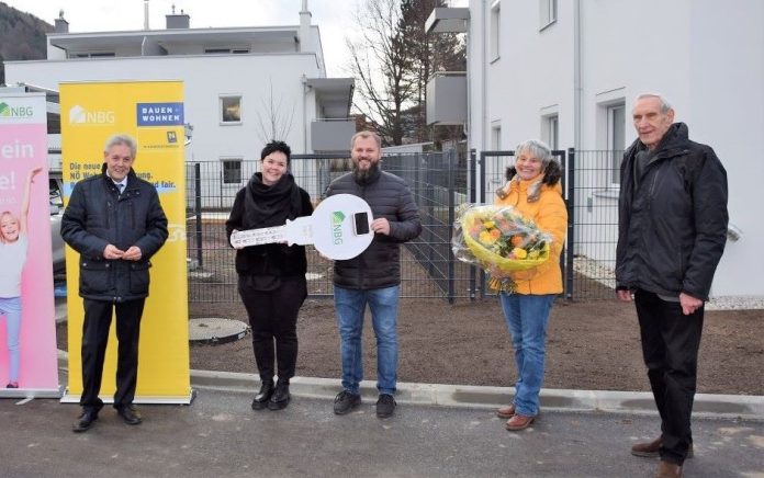 (v.l.n.r.): LAbg. Hermann Hauer, Nicole Gruber, Markus Haller, Bürgermeisterin Michaela Walla und NBG-Direktor Walter Mayr bei der Schlüsselübergabe in Warth (Bildquelle: NBG) (v.l.n.r.): LAbg. Hermann Hauer, Nicole Gruber, Markus Haller, Bürgermeisterin Michaela Walla und NBG-Direktor Walter Mayr bei der Schlüsselübergabe in Warth (Bildquelle: NBG)