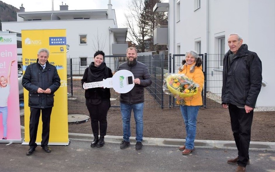 (v.l.n.r.): LAbg. Hermann Hauer, Nicole Gruber, Markus Haller, Bürgermeisterin Michaela Walla und NBG-Direktor Walter Mayr bei der Schlüsselübergabe in Warth (Bildquelle: NBG)