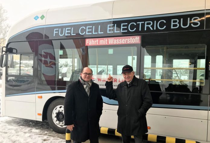 (v.l.n.r.): Mag. Roland Punzengruber (Geschäftsführer Hyundai Import GmbH) und Günter Steinbauer (Geschäftsführung Wiener Linien) mit dem Hyundai ELEC CITY Wasserstoff-Elektro (Bildquelle: zVg.) (v.l.n.r.): Mag. Roland Punzengruber (Geschäftsführer Hyundai Import GmbH) und Günter Steinbauer (Geschäftsführung Wiener Linien) mit dem Hyundai ELEC CITY Wasserstoff-Elektro (Bildquelle: zVg)