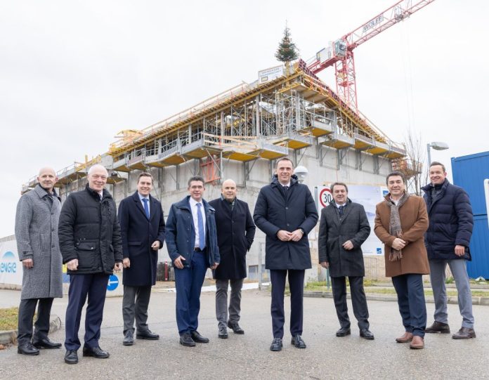 (v.l.n.r.): ecoplus Digital GF Claus Zeppelzauer, ecoplus Geschäftsführer Helmut Miernicki, LAbg. Christoph Kaufmann, Bgm. Peter Eisenschenk, FH Wr. Neustadt GF Armin Mahr, Digitalisierungslandesrat Jochen Danninger, WKNÖ Präsident Wolfgang Ecker, ecoplus Digital Prokurist Martin Steuer und ecoplus Digital GF Lukas Reutterer bei der Dachgleiche für das Haus der Digitalisierung in Tulln (Bildquelle: Daniel Hinterramskogler) (v.l.n.r.): ecoplus Digital GF Claus Zeppelzauer, ecoplus Geschäftsführer Helmut Miernicki, LAbg. Christoph Kaufmann, Bgm. Peter Eisenschenk, FH Wr. Neustadt GF Armin Mahr, Digitalisierungslandesrat Jochen Danninger, WKNÖ Präsident Wolfgang Ecker, ecoplus Digital Prokurist Martin Steuer und ecoplus Digital GF Lukas Reutterer bei der Dachgleiche für das Haus der Digitalisierung in Tulln (Bildquelle: Daniel Hinterramskogler)