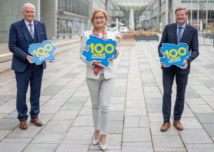 Landeshauptfrau Johanna Mikl-Leitner mit LH-Stellvertreter Franz Schnabl (links) und Landesrat Gottfried Waldhäusl (rechts) vor dem Landhaus (Bildquelle: NLK/Filzwieser) Landeshauptfrau Johanna Mikl-Leitner mit LH-Stellvertreter Franz Schnabl (links) und Landesrat Gottfried Waldhäusl (rechts) vor dem Landhaus (Bildquelle: NLK/Filzwieser)
