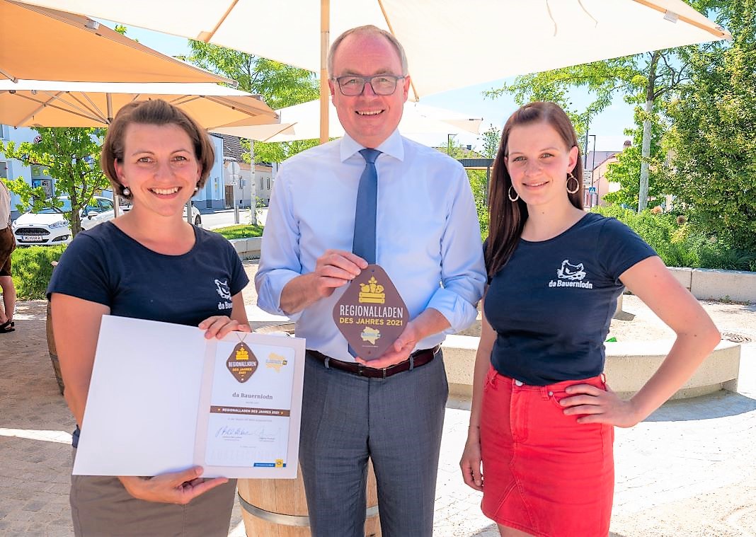Die Sieger von 2021 - NÖ Mitte: Doris Fugger, LH-Stellvertreter Stephan Pernkopf und Christina Enne (Da Bauernlodn in Kirchberg an der Pielach) (Bildquelle: NLK/Filzwieser)