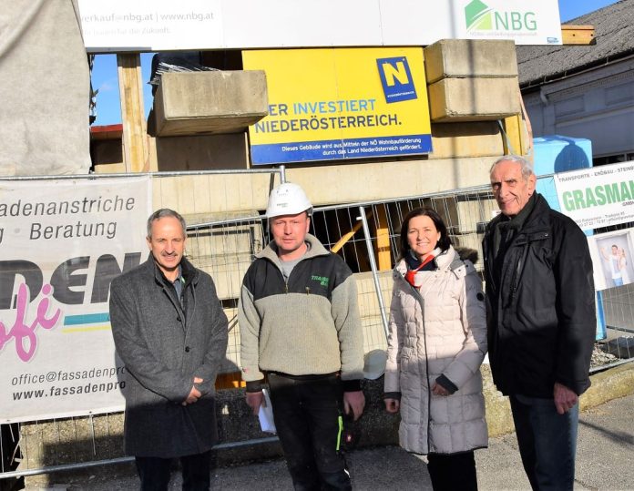 (v.l.n.r.): Bürgermeister Franz Singer, Polier Robert Köberl, LAbg. Doris Schmidl und NBG - Dir. Walter Mayr bei der Gleichenfeier in Kirchberg an der Pielach (Bildquelle: NBG) (v.l.n.r.): Bürgermeister Franz Singer, Polier Robert Köberl, LAbg. Doris Schmidl und NBG - Dir. Walter Mayr bei der Gleichenfeier in Kirchberg an der Pielach (Bildquelle: NBG)