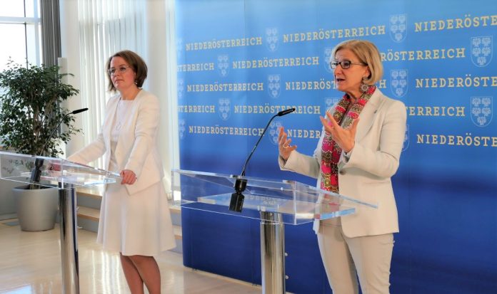 (v.l.n.r.): Landesrätin Christiane Teschl-Hofmeister und Landeshauptfrau Johanna Mikl-Leitner präsentieren das „blau-gelbe Pflegepaket“ (Bildquelle: Thomas Resch)