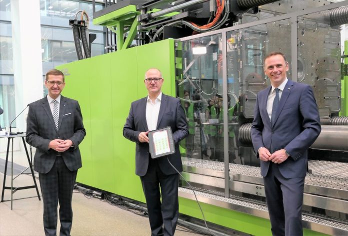 (v.l.n.r.): OÖ Wirtschafts-Landesrat Markus Achleitner, Gerhard Dimmler (CTO ENGEL AUSTRIA GmbH) und Wirtschaftslandesrat Jochen Danninger im Engel Austria - Werk St. Valentin (Bildquelle: Thomas Resch) (v.l.n.r.): OÖ Wirtschafts-Landesrat Markus Achleitner, Gerhard Dimmler (CTO ENGEL AUSTRIA GmbH) und Wirtschaftslandesrat Jochen Danninger im Engel Austria - Werk St. Valentin (Bildquelle: Thomas Resch)
