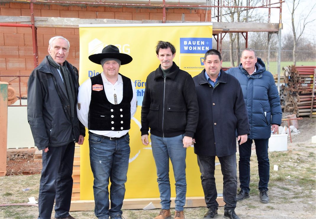 (v.l.n.r.): NBG - Dir. Walter Mayr, Thomas Steinmann, LAbg. René Lobner, Bgm. Markus Lang und Ing. Norbert Schandl (NBG) bei der Gleichenfeier in Weiden an der March-Baumgarten (Bildquelle: NBG)