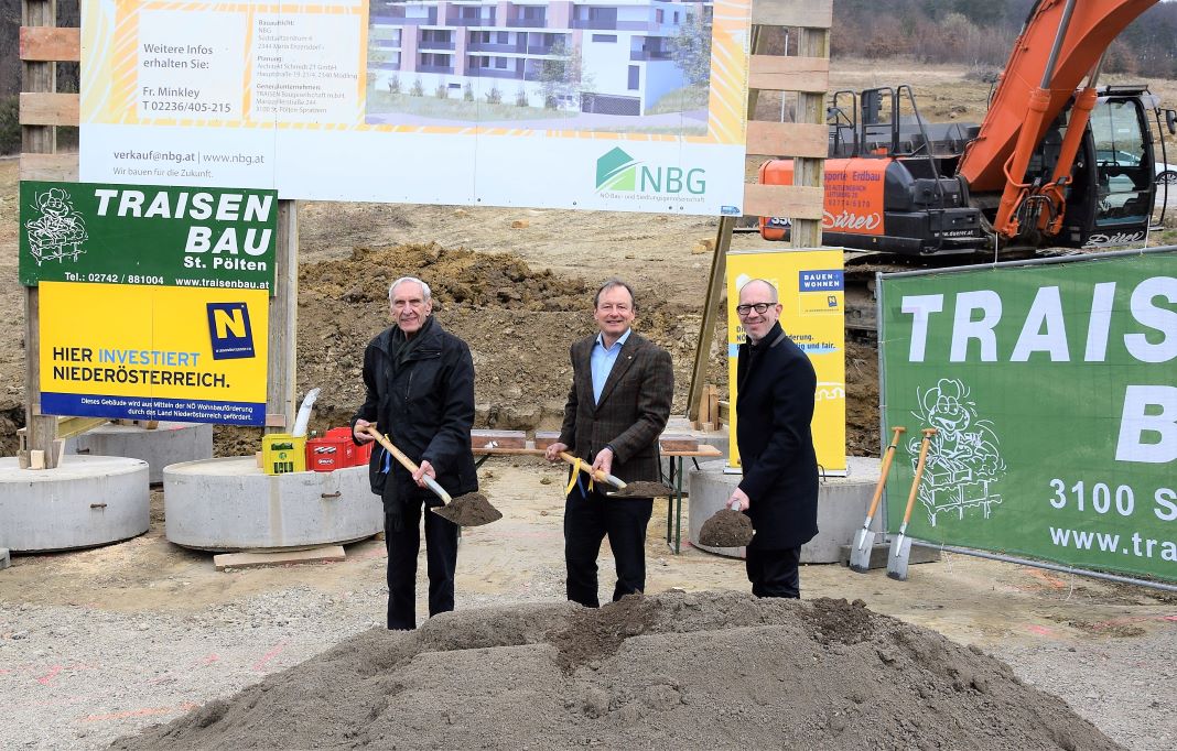 (v.l.n.r.): NBG - Dir. Walter Mayr, LAbg. Martin Michalitsch und Vizebürgermeister Daniel Kosak beim Spatenstich in der Waldsiedlung (Bildquelle: NBG)