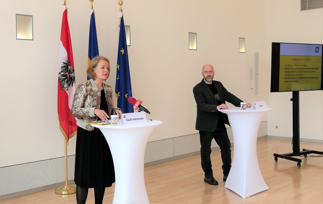 Jugend-Landesrätin Christiane Teschl-Hofmeister und Jugendforscher Manfred Zentner präsentieren die Jugendbefragung 2022 (Bildquelle: Thomas Resch)