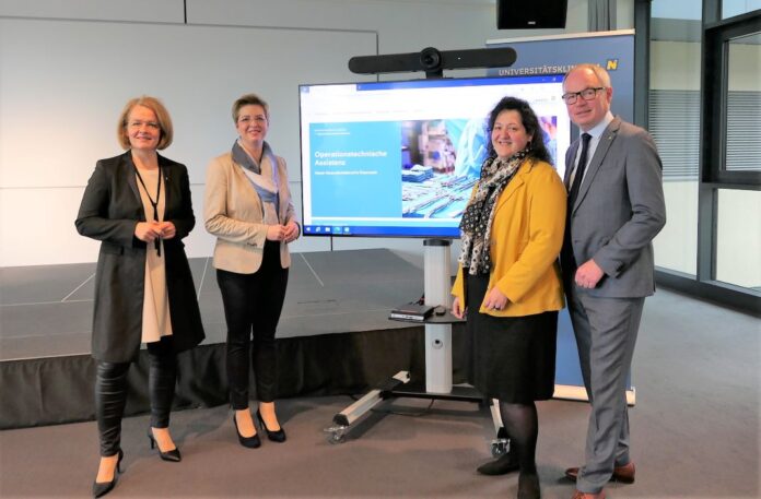 (v.l.n.r.): Landesrätin Christiane Teschl-Hofmeister, Susanne Gröschel (NÖ Landesgesundheitsagentur), Elisabeth Klang (Pflegedirektorin LK Horn) und LH-Stellvertreter Stephan Pernkopf präsentierten in St. Pölten den neuen Gesundheitsberuf „Operationstechnische Assistenz“ (Bildquelle: Thomas Resch) (v.l.n.r.): Landesrätin Christiane Teschl-Hofmeister, Susanne Gröschel (NÖ Landesgesundheitsagentur), Elisabeth Klang (Pflegedirektorin LK Horn) und LH-Stellvertreter Stephan Pernkopf präsentierten in St. Pölten den Gesundheitsberuf „Operationstechnische Assistenz“ (Bildquelle: Thomas Resch)