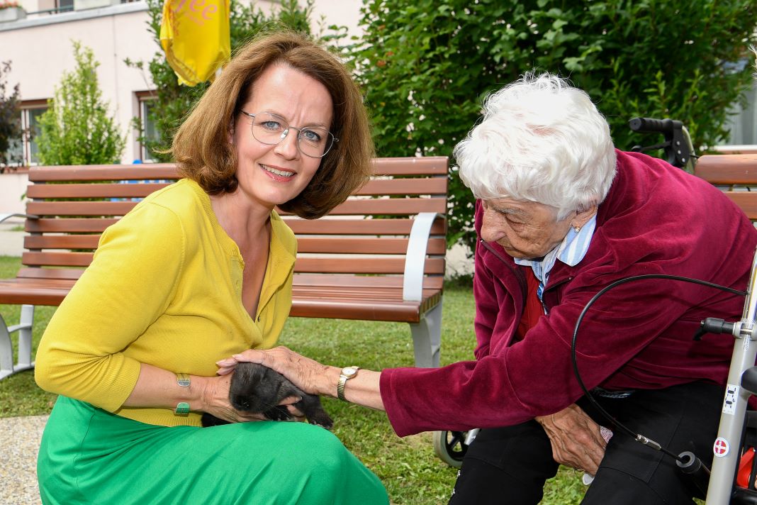 Landesrätin Christiane Teschl-Hofmeister und Anna Möslinger (PBZ Mautern) wünschen frohe Ostern (Bildquelle: NLK/Reinberger)