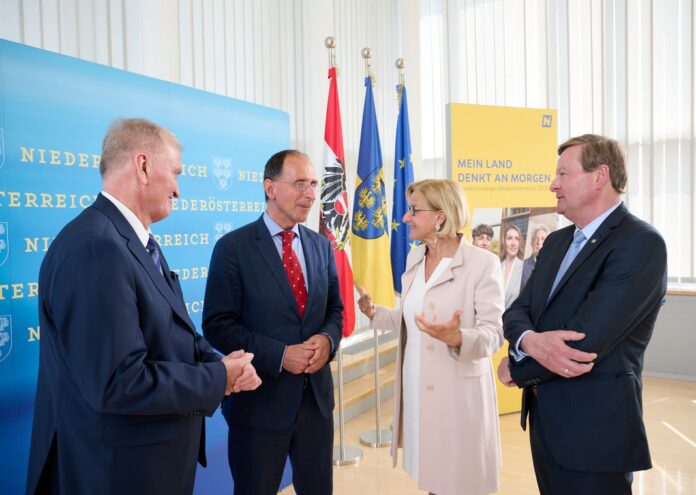 (v.l.n.r.): LH-Stellvertreter Franz Schnabl, Prof. Peter Filzmaier, Landeshauptfrau Johanna Mikl-Leitner und Landesrat Gottfried Waldhäusl präsentierten gemeinsam im NÖ Landhaus die Ergebnisse der Haushaltsbefragung (Bildquelle: NLK/Pfeiffer) (v.l.n.r.): LH-Stellvertreter Franz Schnabl, Prof. Peter Filzmaier, Landeshauptfrau Johanna Mikl-Leitner und Landesrat Gottfried Waldhäusl präsentierten gemeinsam im NÖ Landhaus die Ergebnisse der Haushaltsbefragung (Bildquelle: NLK/Pfeiffer)