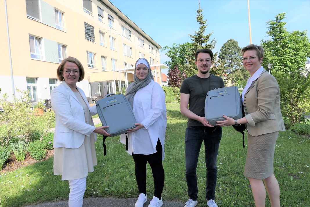 (v.l.n.r.): Landesrätin Christiane Teschl-Hofmeister, Adela Krezovic und Florens Hubmayer von der GUKPS St. Pölten, Susanne Gröschel (NÖ Landesgesundheitsagentur) (Bildquelle: Thomas Resch)