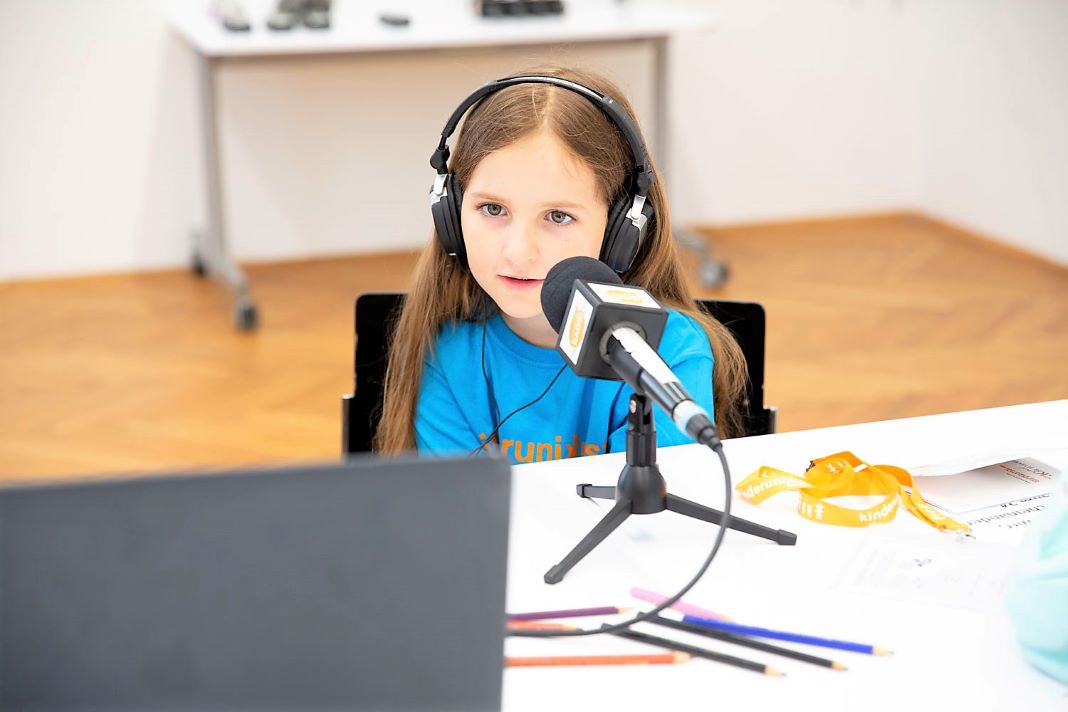 „Gestalte deinen eigenen Radiospot“ beim kostenlosen Workshop am 4. Juli 2022 mit Mag. Helmut Kienast (Bildquelle: KinderuniKunst)