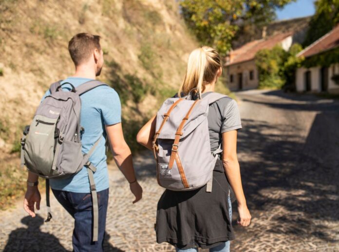 Weitwanderweg Kremstal-Donau: Die Kellergasse in der Gemeinde Rohrendorf (Bildquelle: Doris Schwarz König) Weitwanderweg Kremstal-Donau: Die Kellergasse in der Gemeinde Rohrendorf (Bildquelle: Doris Schwarz König)