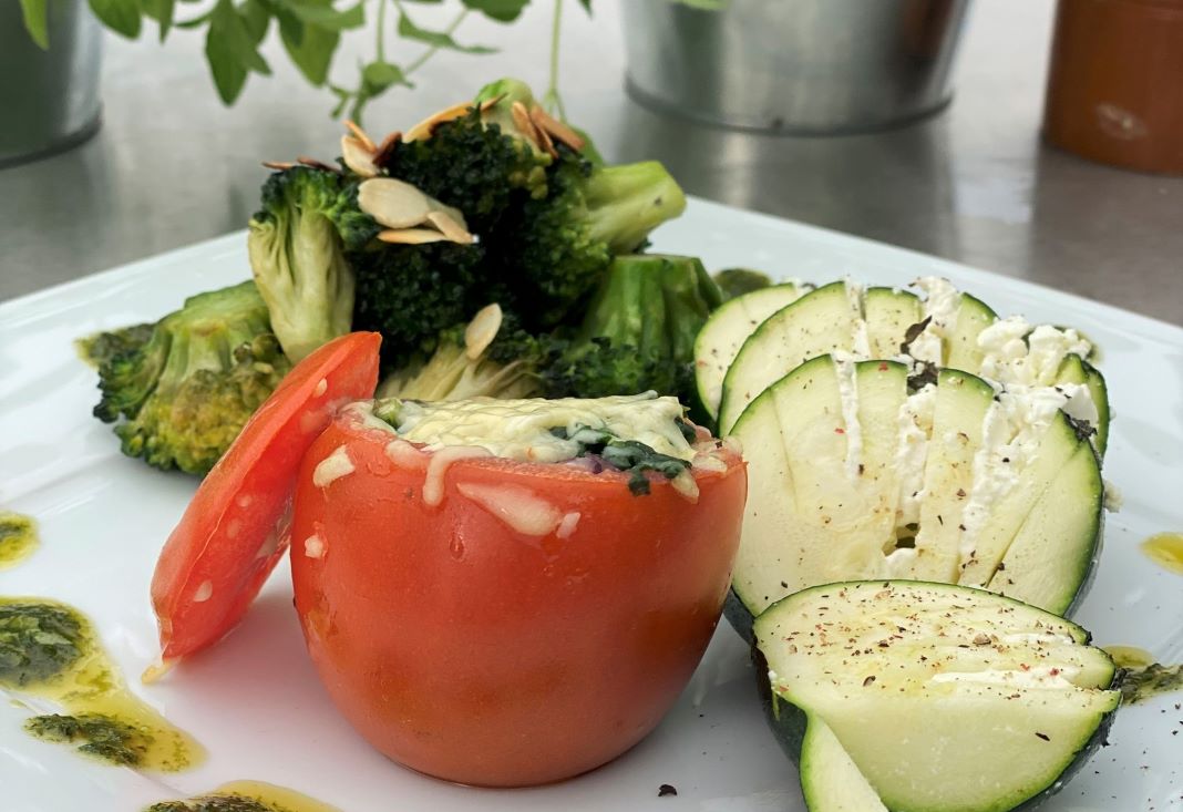 Bei der neuen, digitalen „Tut gut!“-Grillkochshow „Gesund.Gegrillt“ kommen auch „Ruck-Zuck“-Gemüsebeilagen auf den Griller (Bildquelle: „tut gut!“ Gesundheitsvorsorge/Müllner)