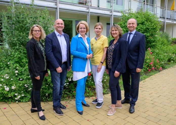 (v.l.n.r.): Gesundheit Thermenregion GmbH Geschäftsführung Katja Sacher, Direktor des PBZ Wiener Neustadt Dir. Wolfgang Friessenbichler, Landesrätin Christiane Teschl-Hofmeister, Maryna Pipek, Pflegebereichsleiterin des PBZ Wr, Neustadt Christine Lindenthal und LGA Vorstand Konrad Kogler (Bildquelle: NLK Burchhart) (v.l.n.r.): Gesundheit Thermenregion GmbH Geschäftsführung Katja Sacher, Direktor des PBZ Wiener Neustadt Dir. Wolfgang Friessenbichler, Landesrätin Christiane Teschl-Hofmeister, Maryna Pipek, Pflegebereichsleiterin des PBZ Wr, Neustadt Christine Lindenthal und LGA Vorstand Konrad Kogler