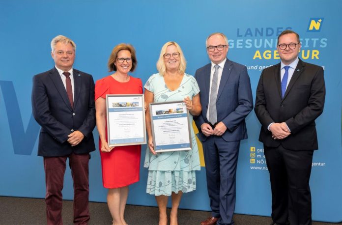 (v.l.n.r.): Markus Klamminger, Direktor für Medizin und Pflege NÖ Landesgesundheitsagentur, Annette Wachter, Pflegedirektorin UK Krems (best bewertetes Klinikum mit mehr als 300 Betten), Doris Roislehner, Pflegedirektorin LK Melk (best bewertetes Klinikum mit weniger als 300 Betten), LH-Stellvertreter Stephan Pernkopf und Rupert Schreiner, Leitung Personal und Organisation NÖ Landesgesundheitsagentur (Bildquelle: NÖ LGA/Robert Herbst) (v.l.n.r.): Markus Klamminger, Direktor für Medizin und Pflege NÖ Landesgesundheitsagentur, Annette Wachter, Pflegedirektorin UK Krems (best bewertetes Klinikum mit mehr als 300 Betten), Doris Roislehner, Pflegedirektorin LK Melk (best bewertetes Klinikum mit weniger als 300 Betten), LH-Stellvertreter Stephan Pernkopf und Rupert Schreiner, Leitung Personal und Organisation NÖ Landesgesundheitsagentur (Bildquelle: NÖ LGA/Robert Herbst)