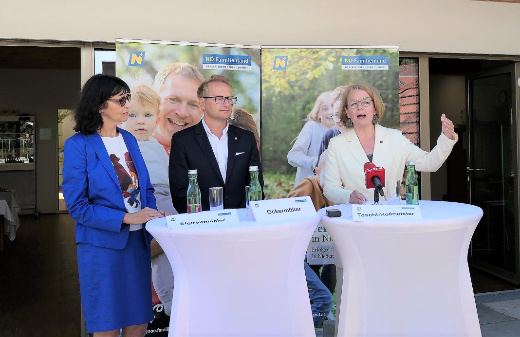 (v.l.n.r): Direktorin Monika Siglreithmaier (Volksschule Eichgraben), Bürgermeister Georg Ockermüller und Familien-Landesrätin Christiane Teschl-Hofmeister bei der Pressekonferenz in der Volksschule Eichgraben (Bildquelle: Thomas Resch)