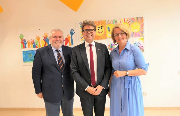 (v.l.n.r.): Rektor Erwin Rauscher von der Pädagogischen Hochschule Niederösterreich, Bildungsminister Martin Polaschek und Bildungslandesrätin Christiane Teschl-Hofmeister informierten in Paudorf über das Thema „Lehrkräftebedarf in Niederösterreich“ (Bildquelle: Thomas Resch) (v.l.n.r.): Rektor Erwin Rauscher von der Pädagogischen Hochschule Niederösterreich, Bildungsminister Martin Polaschek und Bildungslandesrätin Christiane Teschl-Hofmeister informierten in Paudorf über das Thema „Lehrkräftebedarf in Niederösterreich“ (Bildquelle: Thomas Resch)