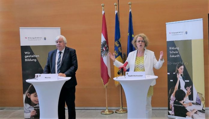 Bildungsdirektor Johann Heuras und Bildungs-Landesrätin Christiane Teschl-Hofmeister bei der Pressekonferenz zum abgelaufenen Schuljahr 2021/22 <small> (Bildquelle: Thomas Resch) </small> Bildungsdirektor Johann Heuras und Bildungs-Landesrätin Christiane Teschl-Hofmeister bei der Pressekonferenz zum abgelaufenen Schuljahr 2021/22 (Bildquelle: Thomas Resch)