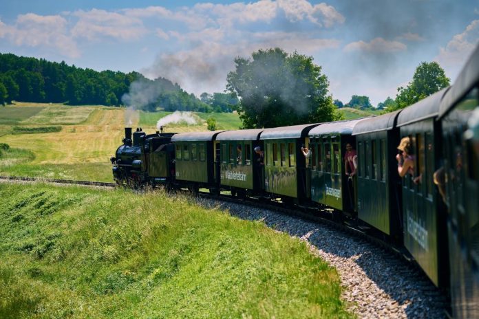 Mit der Waldviertelbahn ist der „Urlaub daheim“ erlebnisreich und spannend <small> (Bildquelle: NB/Wegerbauer) </small> Mit der Waldviertelbahn ist der „Urlaub daheim“ erlebnisreich und spannend (Bildquelle: NB/Wegerbauer)
