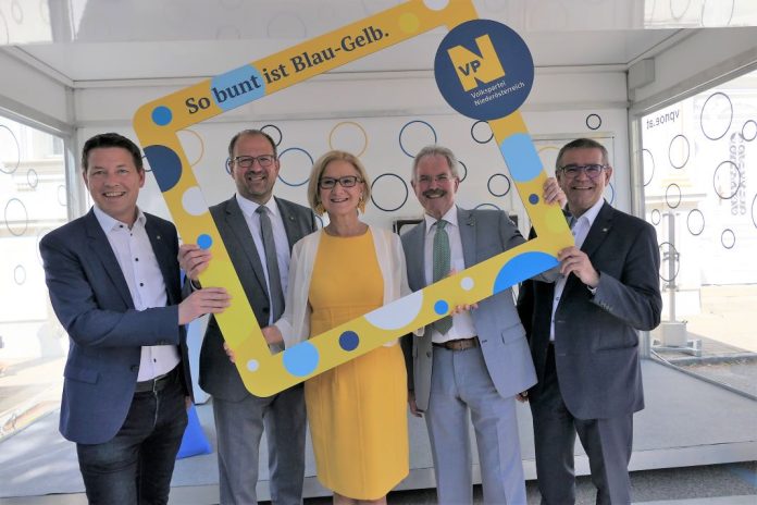 (v.l.n.r.): LAbg. Kurt Hackl, VPNÖ-Landesgeschäftsführer Bernhard Ebner, Landeshauptfrau Johanna Mikl-Leitner, LT-Präsident Karl Wilfing und LAbg. Manfred Schulz beim „Ideenreich Niederösterreich“-Tourstart in Mistelbach <small> (Bildquelle: Thomas Resch) </small> (v.l.n.r.): LAbg. Kurt Hackl, VPNÖ-Landesgeschäftsführer Bernhard Ebner, Landeshauptfrau Johanna Mikl-Leitner, LT-Präsident Karl Wilfing und LAbg. Manfred Schulz beim „Ideenreich Niederösterreich“-Tourstart in Mistelbach (Bildquelle: Thomas Resch)