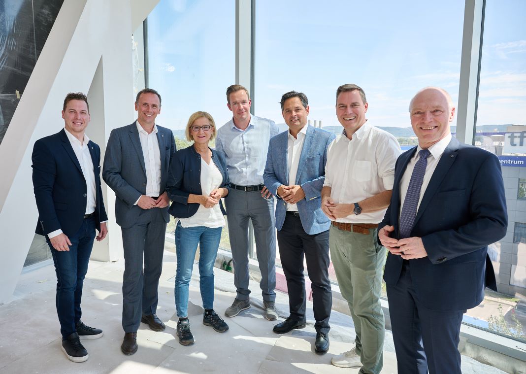 Landtagsabgeordneter Bernhard Heinrichsberger, Landesrat Jochen Danninger, Landeshauptfrau Johanna Mikl-Leitner, ecoplus Digital Geschäftsführer Lukas Reutterer, Stadtrat Lucas Sobotka, Landtagsabgeordneter Christoph Kaufmann und ecoplus Geschäftsführer Helmut Miernicki bei der Führung durch die Baustelle im Haus der Digitalisierung in Tulln <small> (Bildquelle: NLK/Pfeiffer) </small>