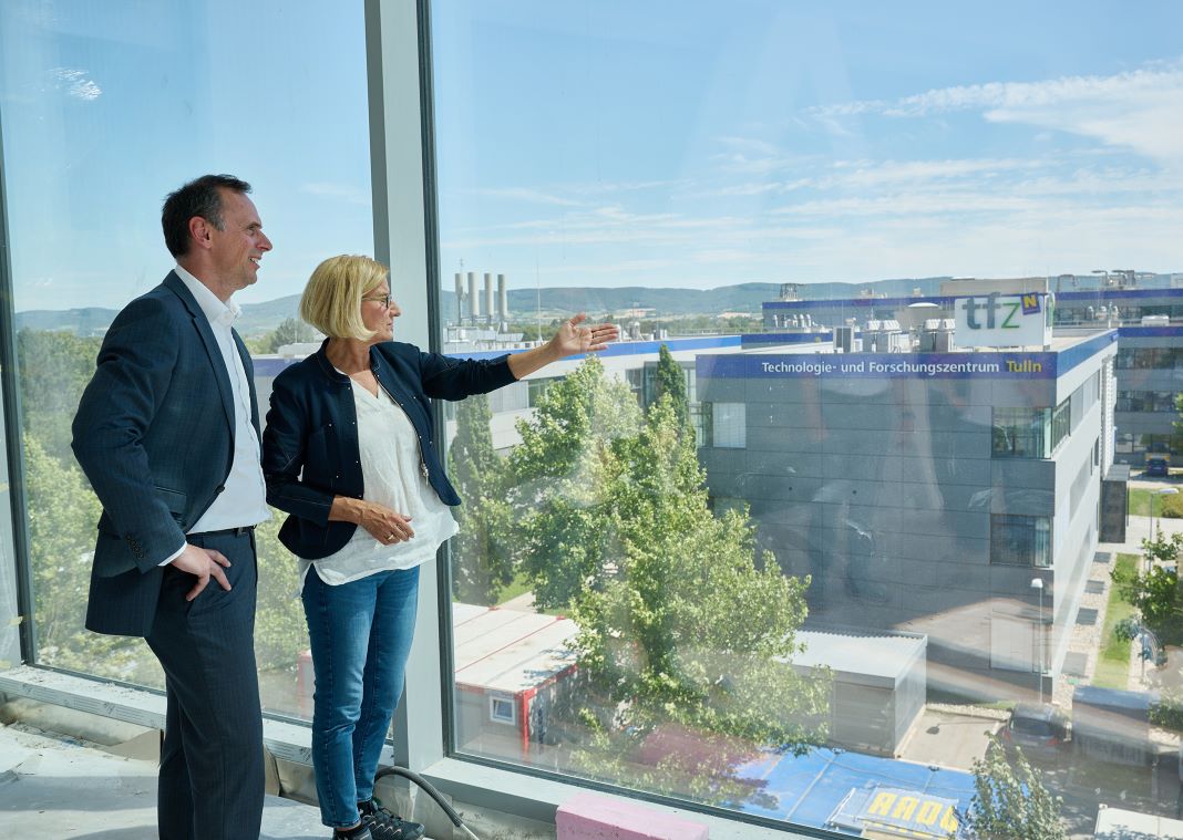 Landesrat Jochen Danninger und Landeshauptfrau Johanna Mikl-Leitner beim Rundgang im „Haus der Digitalisierung“ (Bildquelle: NLK/Pfeiffer)