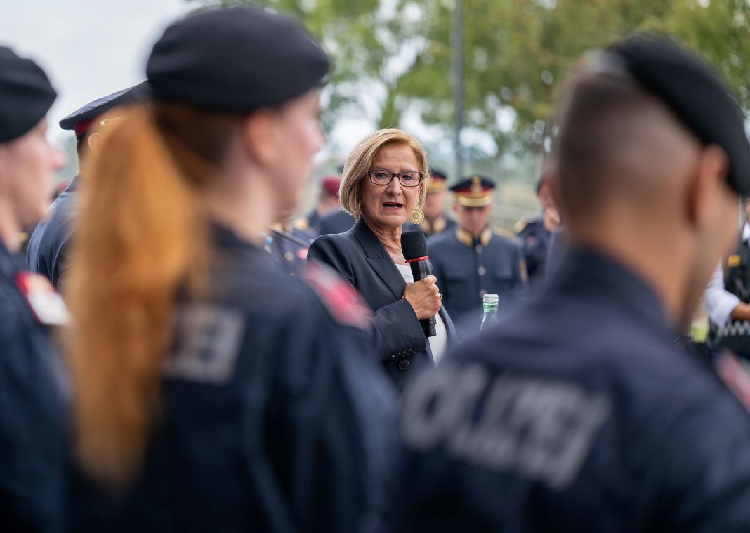 Landeshauptfrau Johanna Mikl-Leitner bei der Ansprache in Süßenbrunn (Bildquelle: NLK/Burchhart)