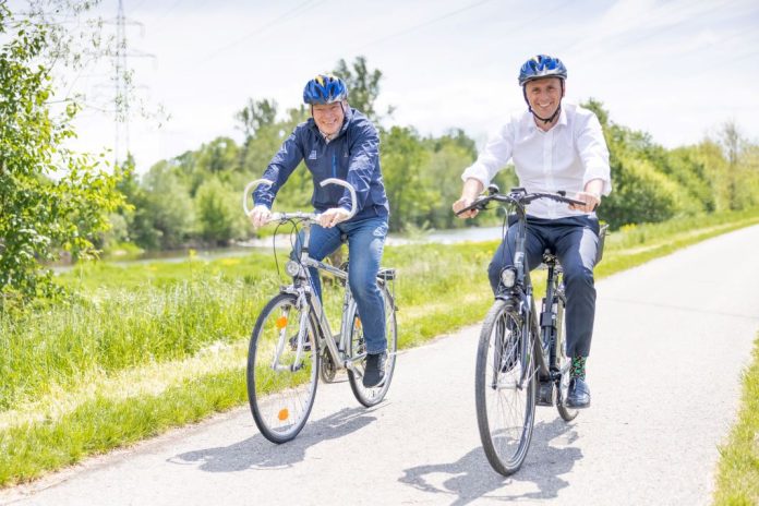 (v.l.): ecoplus Geschäftsführer Helmut Miernicki und Wirtschaftslandesrat Jochen Danninger freuen sich über die starke Halbjahresbilanz der ecoplus Regionalförderung <small> (Bildquelle: Daniel Hinterramskogler) </small> (v.l.): ecoplus Geschäftsführer Helmut Miernicki und Wirtschaftslandesrat Jochen Danninger freuen sich über die starke Halbjahresbilanz der ecoplus Regionalförderung (Bildquelle: Daniel Hinterramskogler)