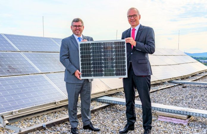 (v.l.n.r.): HYPO NOE Vorstand und Finanzlandesrat Ludwig Schleritzko vor der ausgebauten Photovoltaikanlage am Dach der HYPO NOE - Zentrale in St. Pölten <small> (Bildquelle: HYPO NOE / Bollwein) </small> (v.l.n.r.): HYPO NOE Vorstand und Finanzlandesrat Ludwig Schleritzko vor der ausgebauten Photovoltaikanlage am Dach der HYPO NOE - Zentrale in St. Pölten (Bildquelle: HYPO NOE / Bollwein)