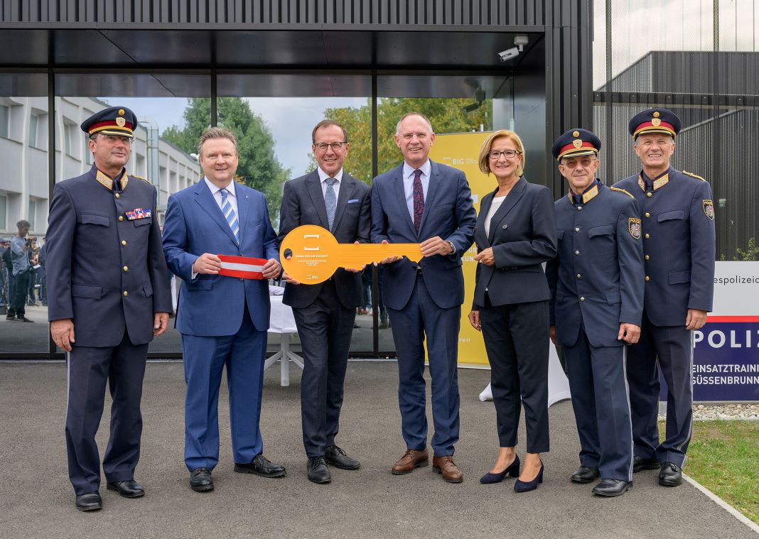 (v.l.n.r.): Wiens Landespolizeipräsident Gerhard Pürstl, Bürgermeister Michael Ludwig, Geschäftsführer Wolfgang Gleissner (BIG), Innenminister Gerhard Karner, Landeshauptfrau Johanna Mikl-Leitner, Brigadier Andreas Kohs und Landespolizeidirektor Franz Popp bei der feierlichen Eröffnung in Süßenbrunn <small> (Bildquelle: NLK/Burchhart) </small>