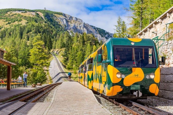 Die Salamander-Züge bringen die Fahrgäste am 13. August bereits ab 8:00 Uhr auf den Hochschneeberg <small> (Bildquelle: NB/Kremsl</small> Die Salamander-Züge bringen die Fahrgäste am 13. August bereits ab 8:00 Uhr auf den Hochschneeberg (Bildquelle: NB/Kremsl